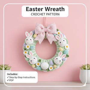 Könnte beinhalten: Gehäkelter Osterkranz mit Hasen- und Blumendetails. Der Kranz ist grün mit weißen Hasen, Pastell-Eiern und einer rosa Schleife. Der Text "Easter Wreath CROCHET PATTERN" steht oben.