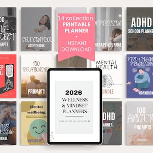 Op de afbeelding: Een verzameling printbare planners voor 2026, waaronder wellness- en mindsetgidsen, therapiedagboeken en werkboeken. De afbeelding toont een tablet met een planneromslag, omringd door verschillende boekomslagen met titels als "Self Control" en "ADHD School Planner."