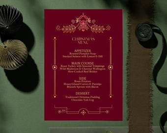 Könnte beinhalten: Eine weinrote Weihnachtskarte mit goldenen dekorativen Akzenten und Text. Die Speisekarte listet Vorspeisen, Hauptgerichte, Beilagen und Dessertoptionen auf. Die Speisekarte umfasst geröstete Kürbissuppe, gebratene Pute und Schokoladen-Weihnachtsbäume.