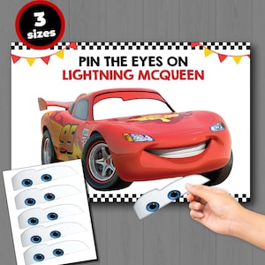 Könnte beinhalten: Ein Partyspiel mit einem roten Lightning McQueen-Rennwagen und dem Text "Pin the Eyes on Lightning McQueen". Enthält Augenausschnitte und ein Schild mit der Aufschrift "3 Größen".