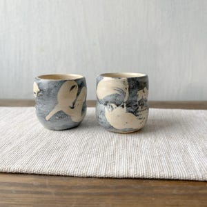 Juego de 2 tazas de cerámica onduladas hechas a mano - tazas de cerámica artesanal - vasos modernos - regalo de cerámica único