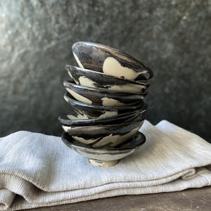 Handgjord liten serveringsskål i keramik - penselmålad stengods, hantverkskeramik, japanskinspirerad design - INK Collection