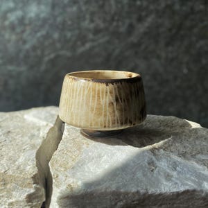 Unik 180 ml te-, kaffe- och sakekopp med handskuren sgraffito - krämfärgad och brun glasyr - rustik, ekologisk keramik