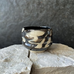 Handmålad matcha chawan, hantverkskeramik inspirerad av japansk wabi-sabi - INK Collection