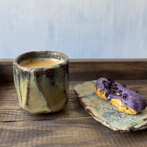 Tazza e piattino da dessert kurinuki fatti a mano - verde oliva cremoso con dettagli turchesi - ceramica wabi-sabi
