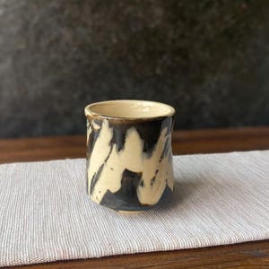 Handbeschilderde yunomi chawan met glanzend abstract design - INK collectie - Japanse whiskybeker