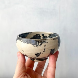 Liten keramikskål - penselmålad stengods, hantverkskeramik, japanskinspirerad design - INK Collection