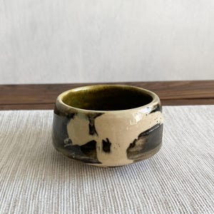 Tazza chawan dipinta a mano con interno verde oliva e design astratto lucido - Collezione INK