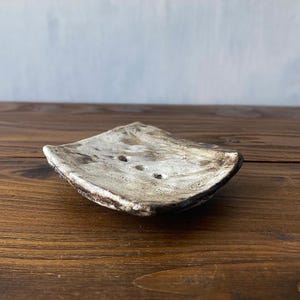 Handgjord tvålkopp i wabi-sabi keramik - Hantverkskeramik, badrumsinredning i naturliga jordtoner. Japanskinspirerad keramik
