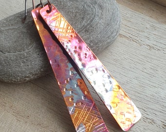 Lange Kupferohrringe: Flammenbemalte Patina, Boho Schmuck Geschenk