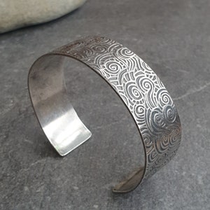 Silber Manschette Armband, Spiral Muster, Geschenk für Strandliebhaber, Breite Manschette, Silber