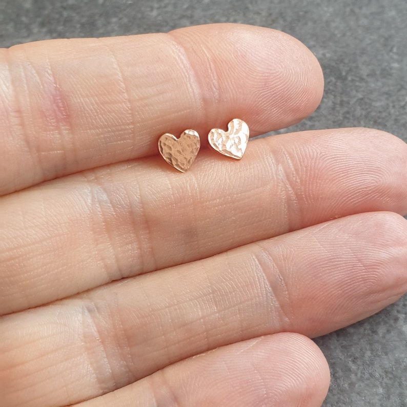 Copper heart stud earrings, 7th anniversary gift, Tiny simple studs, Solid copper jewellery, Romantic gift for wife, Copper present 画像 2