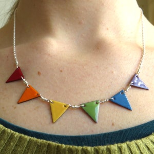 Collar de banderines arcoíris, Collar de esmalte multicolor, Joyas boho, Joyas pop de colores, Collar de banderas del festival