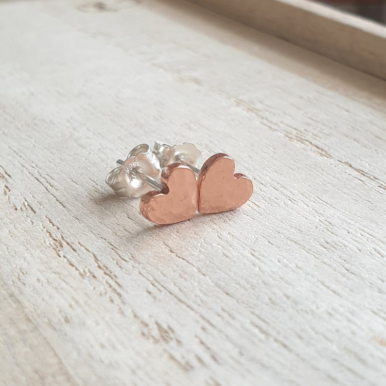 Copper heart stud earrings, 7th anniversary gift, Tiny simple studs, Solid copper jewellery, Romantic gift for wife, Copper present 画像 4