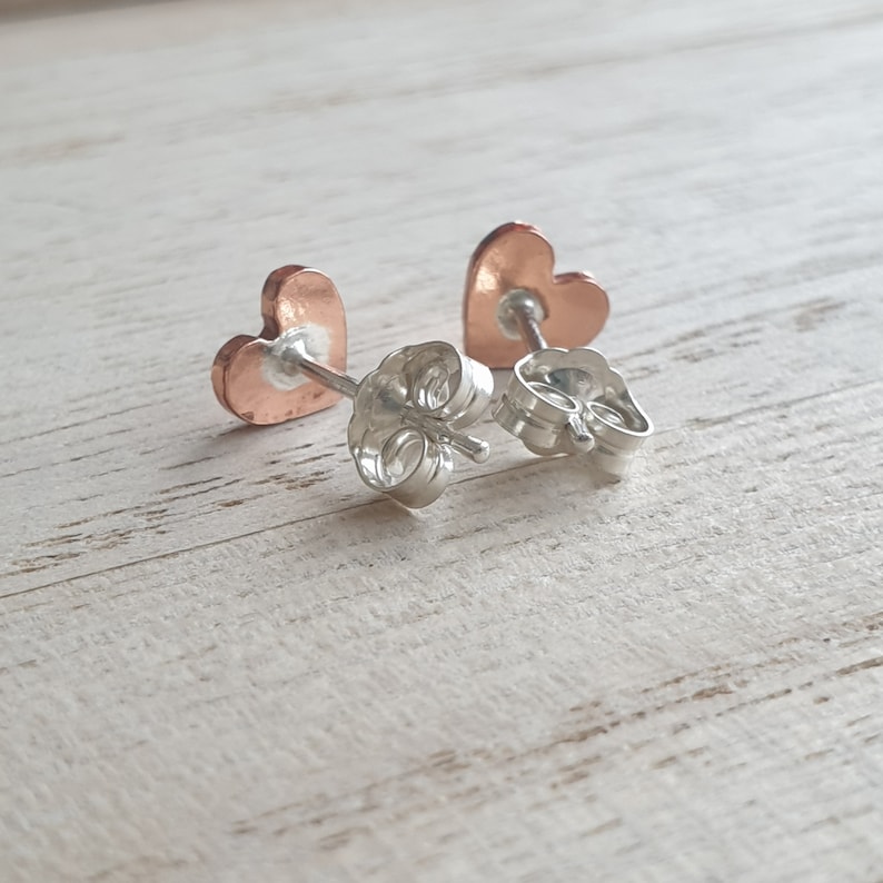 Copper heart stud earrings, 7th anniversary gift, Tiny simple studs, Solid copper jewellery, Romantic gift for wife, Copper present 画像 8