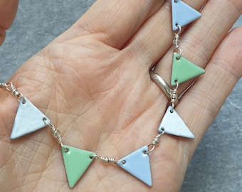 Bunting ketting, lichtblauwe en groene emaille ketting, pastel sieraden, zomerfestivalstijl, geometrische sieraden