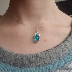 Turquoise kristallen hanger, Raindrop ketting, Bruidsmeisje cadeau, Helderblauw glas, Sterling zilver, Weer geïnspireerde sieraden afbeelding 7