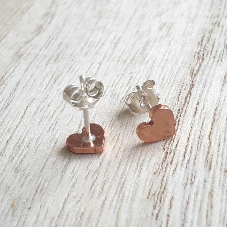 Copper heart stud earrings, 7th anniversary gift, Tiny simple studs, Solid copper jewellery, Romantic gift for wife, Copper present 画像 6