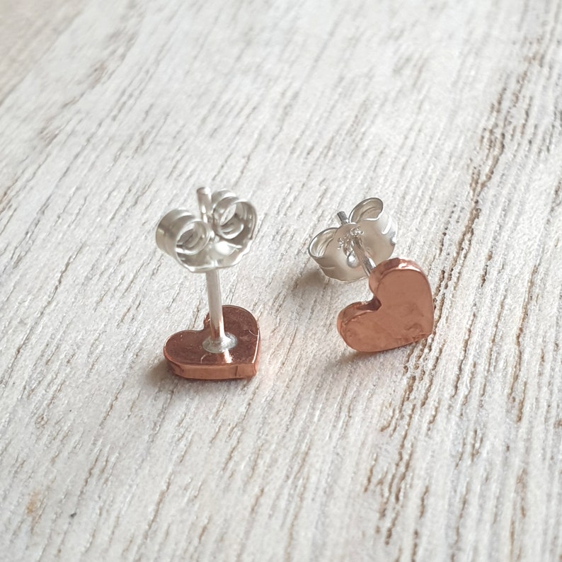 Koperen hartstekers, cadeau 7e verjaardag, kleine eenvoudige stekers, massief koperen sieraden, romantisch cadeau voor vrouw, koper aanwezig afbeelding 6