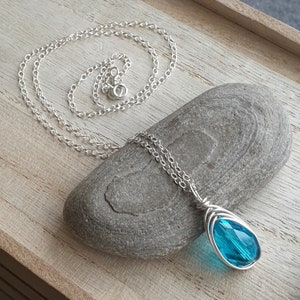 Turquoise kristallen hanger, Raindrop ketting, Bruidsmeisje cadeau, Helderblauw glas, Sterling zilver, Weer geïnspireerde sieraden afbeelding 3