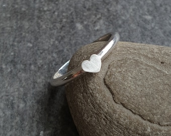 Bague coeur en argent, bague à superposer en argent sterling avec petit coeur, cadeau romantique pour petite amie, toutes les tailles sur commande