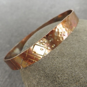 Brazalete rústico de cobre, pátina iridiscente, textura martillada, regalo de aniversario de cobre, brazalete ancho, joyería boho