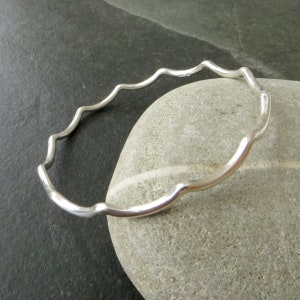 Silber Jakobsmuschel Armreif, Sterling Wellen Armband, 925 gestempelt Stapel Armreif, Geschenk für Teenager, Boho Hippie Schmuck