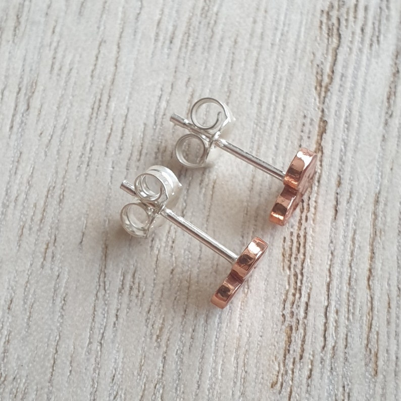 Koperen hartstekers, cadeau 7e verjaardag, kleine eenvoudige stekers, massief koperen sieraden, romantisch cadeau voor vrouw, koper aanwezig afbeelding 7