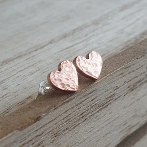 Kupfer Herz Ohrstecker, 7. Jahrestag Geschenk, kleine einfache Ohrstecker, Solid Kupfer Schmuck, romantisches Geschenk für Frau, Kupfer Geschenk