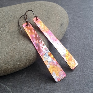 Boucles d'oreilles longues en cuivre, bijoux en cuivre patiné, cadeau du 7e anniversaire, cuivre peint à la flamme, cadeau bijoux bohème, boucles d'oreilles longues lumineuses image 4