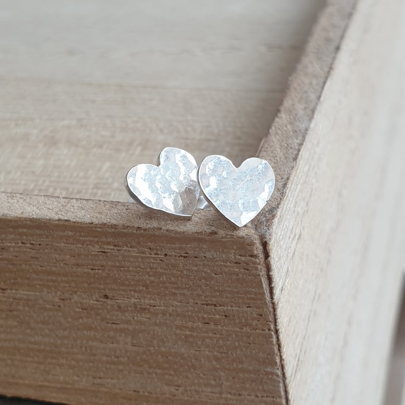 Koperen hartstekers, cadeau 7e verjaardag, kleine eenvoudige stekers, massief koperen sieraden, romantisch cadeau voor vrouw, koper aanwezig afbeelding 10