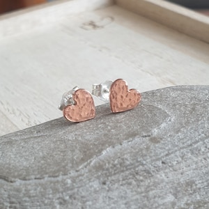 Copper heart stud earrings, 7th anniversary gift, Tiny simple studs, Solid copper jewellery, Romantic gift for wife, Copper present 画像 3