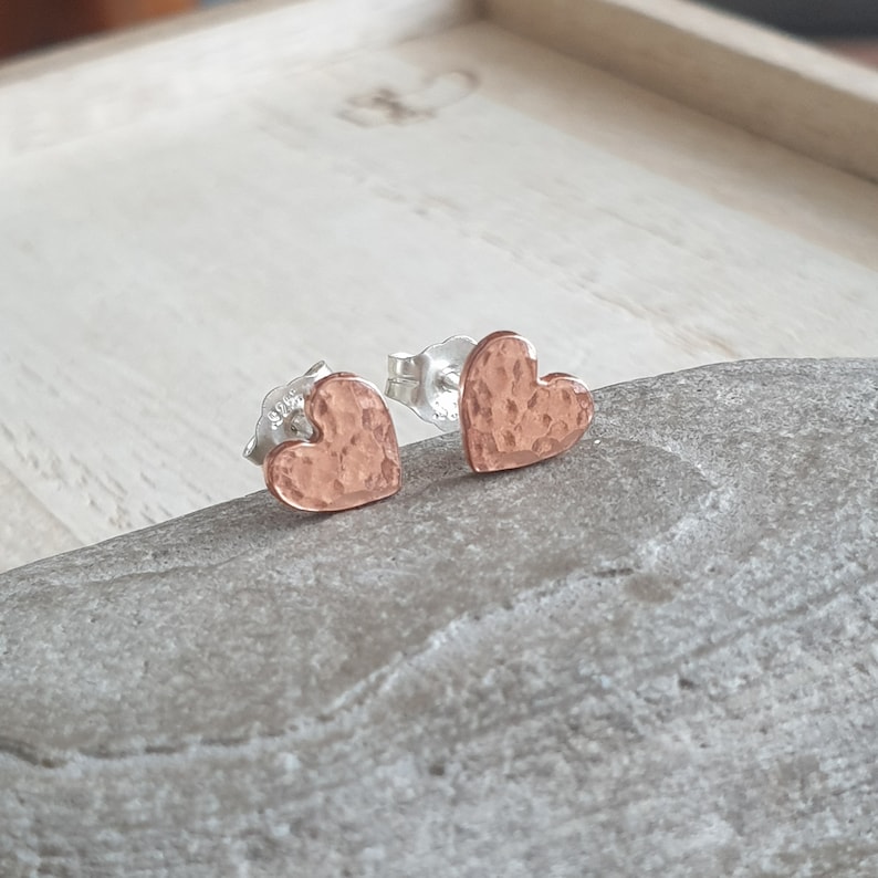 Koperen hartstekers, cadeau 7e verjaardag, kleine eenvoudige stekers, massief koperen sieraden, romantisch cadeau voor vrouw, koper aanwezig afbeelding 3