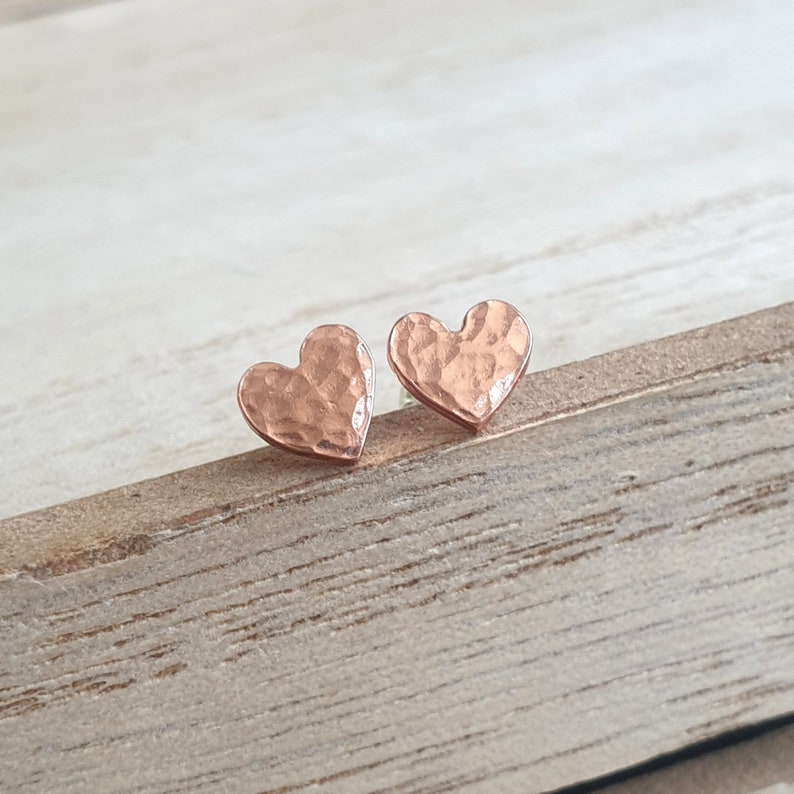 Copper heart stud earrings, 7th anniversary gift, Tiny simple studs, Solid copper jewellery, Romantic gift for wife, Copper present 画像 5