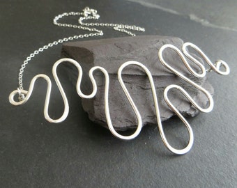 Collier vague argenté, Collier plastron argenté, Collier tendance, Cadeau pour amoureux de la plage, Bijoux contemporains pour femme