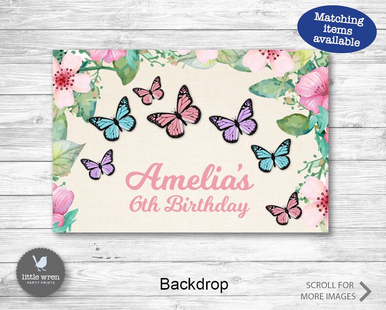 Peut inclure: Une toile de fond florale rose et verte avec des papillons pour une f&ecirc;te d'anniversaire de 6 ans. La toile de fond pr&eacute;sente le nom "Amelia's" et le texte "6th Birthday".