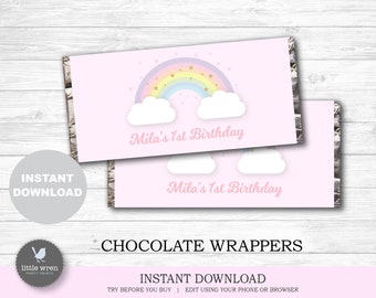 Könnte beinhalten: Druckbare Schokoladenriegel-Verpackungen mit einem Regenbogen, Wolken und goldenen Sternen auf rosa Hintergrund. Der Text "Mila's 1st Birthday" ist auf den Verpackungen aufgedruckt.