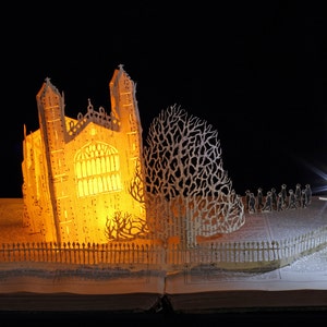 King's College Chapel verjaardag kerstkaart van een gewijzigd boek sculptuur Cambridge University