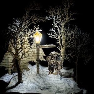 De heer Tumnus en Lucy bij de Narnia-lantaarnpaal Kerstverjaardagskaart uit een boeksculptuur