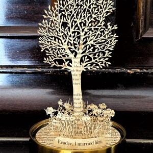 Reader: Ich habe ihn geheiratet Zitat Jane Eyre Baum Papierkunst in einer Glaskuppel