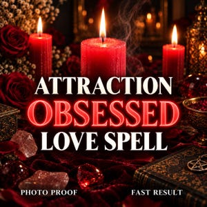 Puede incluir: Tres velas de pilar rojas con llamas encendidas, rodeadas de rosas rojas, cristales y un libro oscuro con un dije de pentáculo. El texto dice: ATTRACTION OBSESSED LOVE SPELL, PHOTO PROOF, FAST RESULT. La escena está sobre una tela de terciopelo rojo.