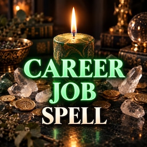 Può includere: Una candela a colonna verde con venature dorate, accesa con una fiamma luminosa, circondata da cristalli di quarzo trasparenti e monete d'oro. Il testo CAREER JOB SPELL è visualizzato in grandi lettere in grassetto verde chiaro e bianco.