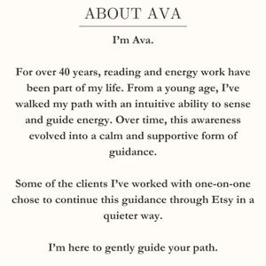 Pode incluir: Texto em fundo creme: "SOBRE AVA" e "Eu sou Ava." O texto descreve os 40 anos de experi&ecirc;ncia de Ava em leitura e trabalho energ&eacute;tico, oferecendo orienta&ccedil;&atilde;o. O Etsy &eacute; mencionado como plataforma para uma orienta&ccedil;&atilde;o mais discreta.