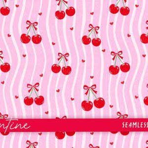 Puede incluir: Un patrón de San Valentín sin costuras con cerezas rojas con tallos verdes y lazos rojos, salpicado de pequeños corazones rojos, sobre un fondo de rayas rosas y blancas. La palabra "Valentine" se muestra en una pancarta roja.