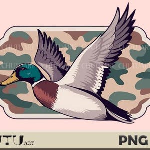 Puede incluir: Ilustración detallada de un pato real en vuelo, con cabeza verde, pico amarillo y cuerpo marrón y blanco. El pato está sobre un fondo de camuflaje dentro de un marco decorativo. El texto "PNG FILE" está en la parte inferior.