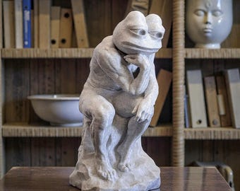 Sculptuur denkende kikker | Hars kikkerstandbeeld | Grappig kunstornament | Moderne woondecoratie