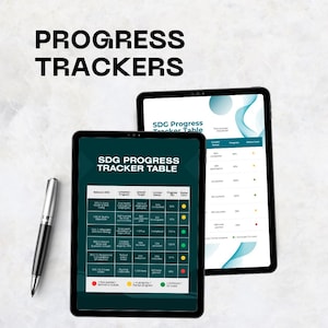 Puede incluir: Dos tabletas negras que muestran "SDG Progress Tracker Table" y "SDG Progress Tracker Table" con visualizaciones de datos. Un bolígrafo plateado y negro descansa sobre la superficie. El texto "PROGRESS TRACKERS" está en la parte superior.