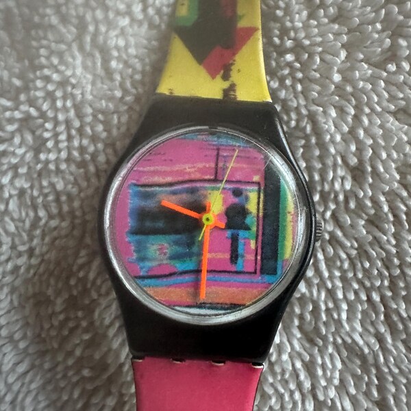 Reloj Swatch vintage con esfera abstracta pop art, agujas neón, estilo retro de los 90 (correa rota)