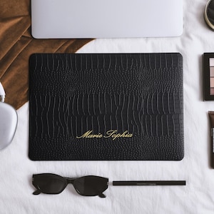 Matowe czarne, personalizowane etui ze skóry aligatora na MacBooka Neo 2026, MacBooka M5 Air 13/15 cali, MacBooka Pro 13/14/15/16
