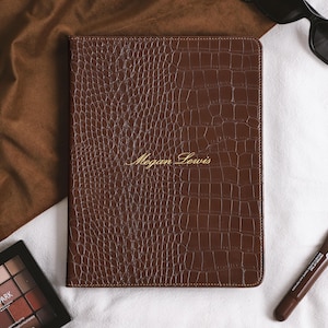 Capa para iPad em couro de crocodilo cor café, compatível com iPad Air 11" e 13" (2026 e 2025), iPad A16, iPad Pro 13", 12.9" e 11", iPad 10/9/8 e iPad Mini 7/6.